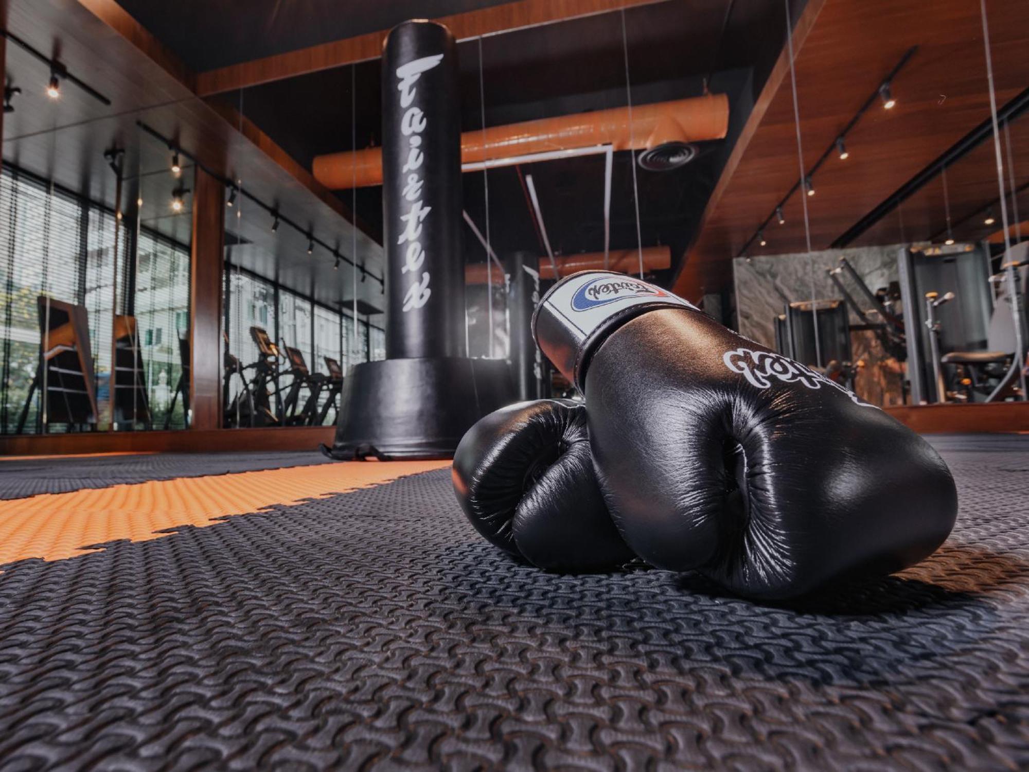 Nysa Hotel Bangkok Sukhumvit 11 外观 照片 A pair of boxing gloves