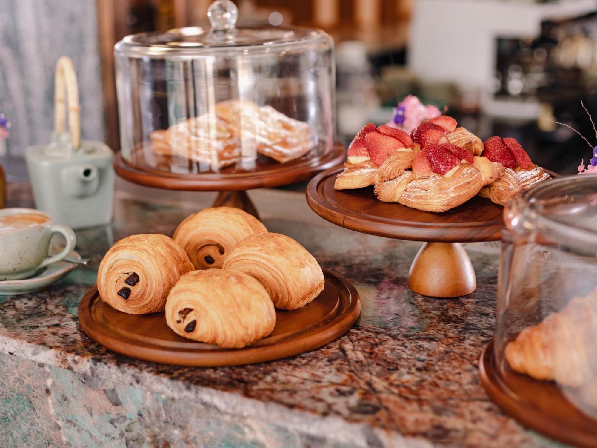 Nysa Hotel Bangkok Sukhumvit 11 外观 照片 Pastries at a café