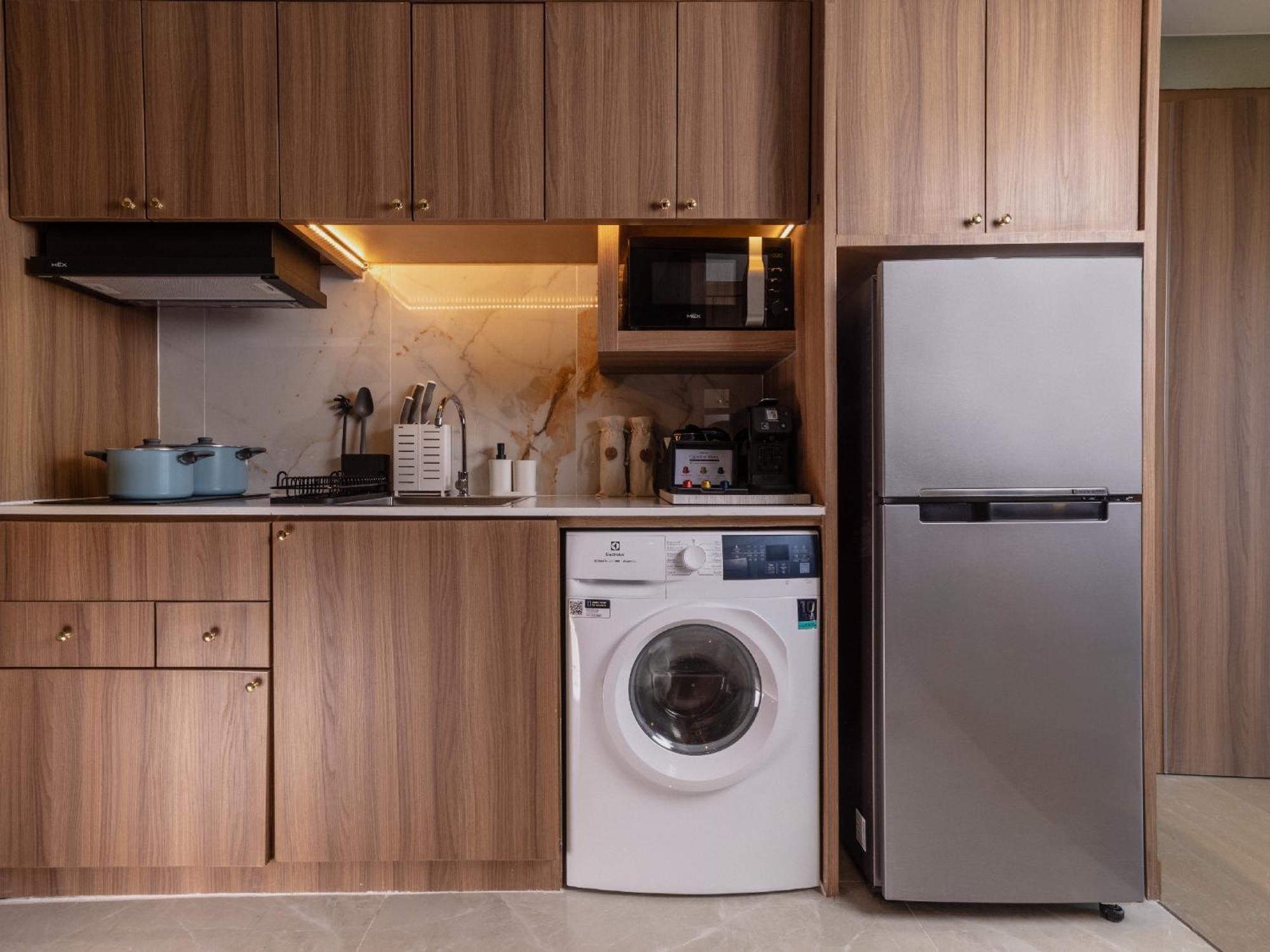 Nysa Hotel Bangkok Sukhumvit 11 外观 照片 A typical kitchen in a serviced apartment
