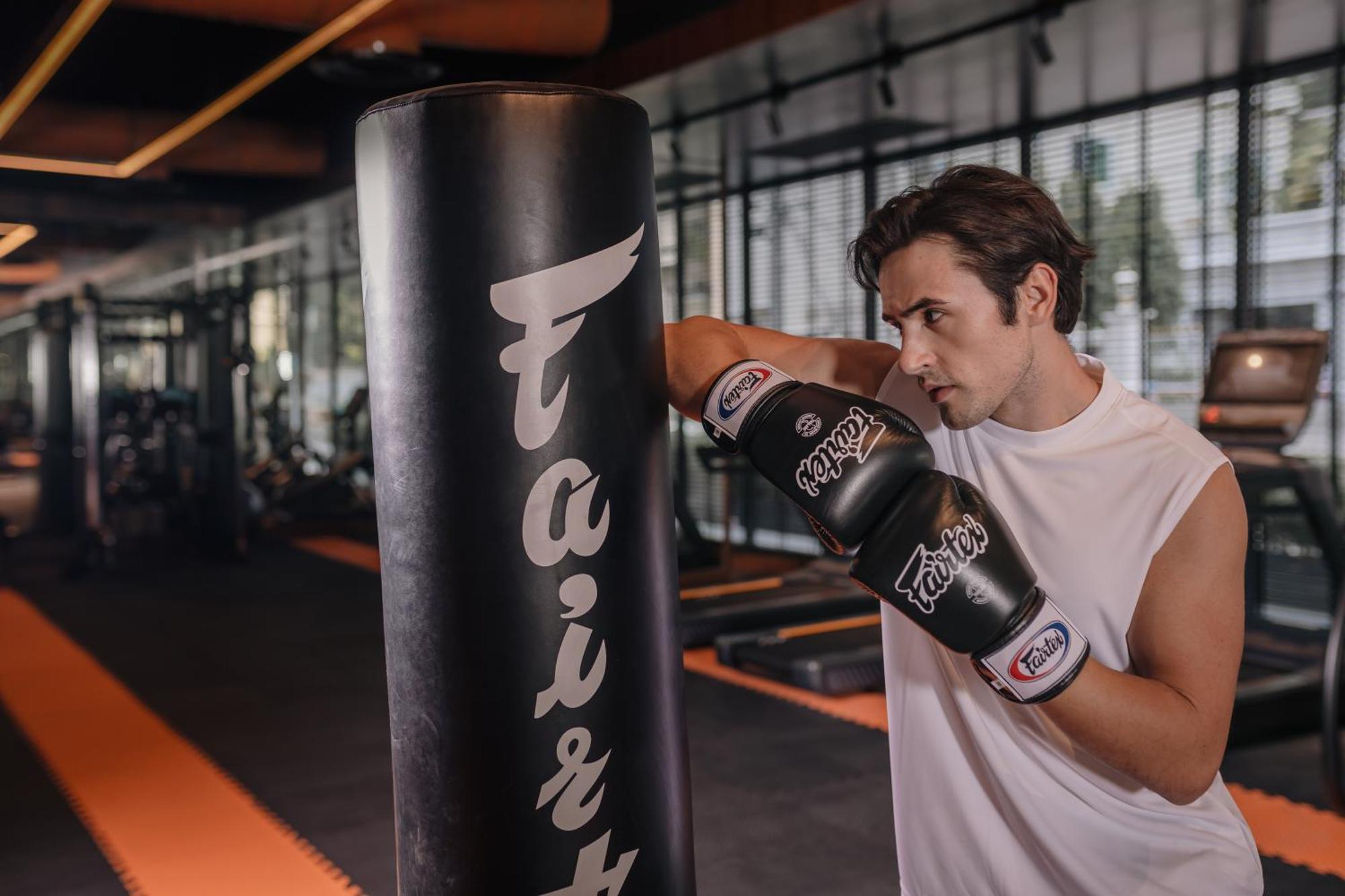 Nysa Hotel Bangkok Sukhumvit 11 外观 照片 A boxer training with a heavy bag