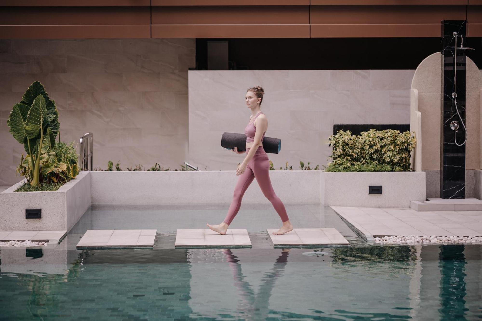 Nysa Hotel Bangkok Sukhumvit 11 外观 照片 A woman walking on a stepping stone