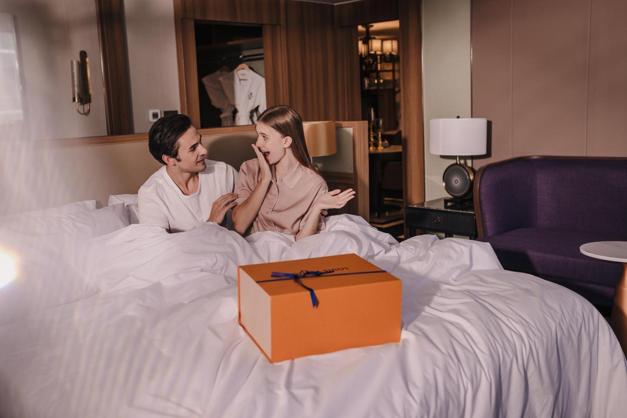 Nysa Hotel Bangkok Sukhumvit 11 外观 照片 A couple opening a present