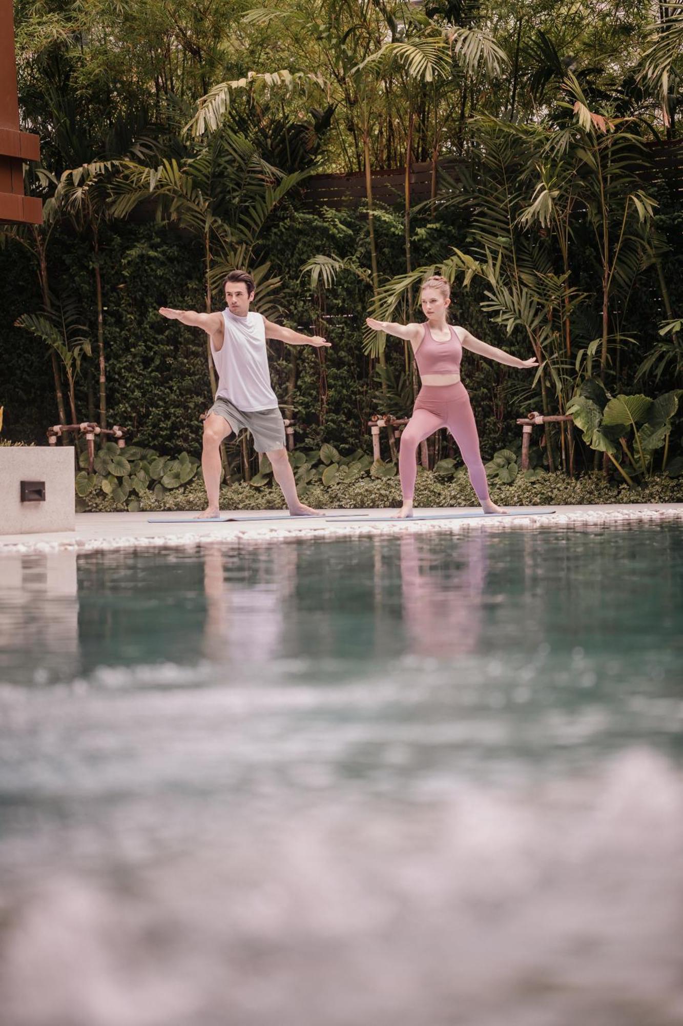 Nysa Hotel Bangkok Sukhumvit 11 外观 照片 A couple practicing yoga