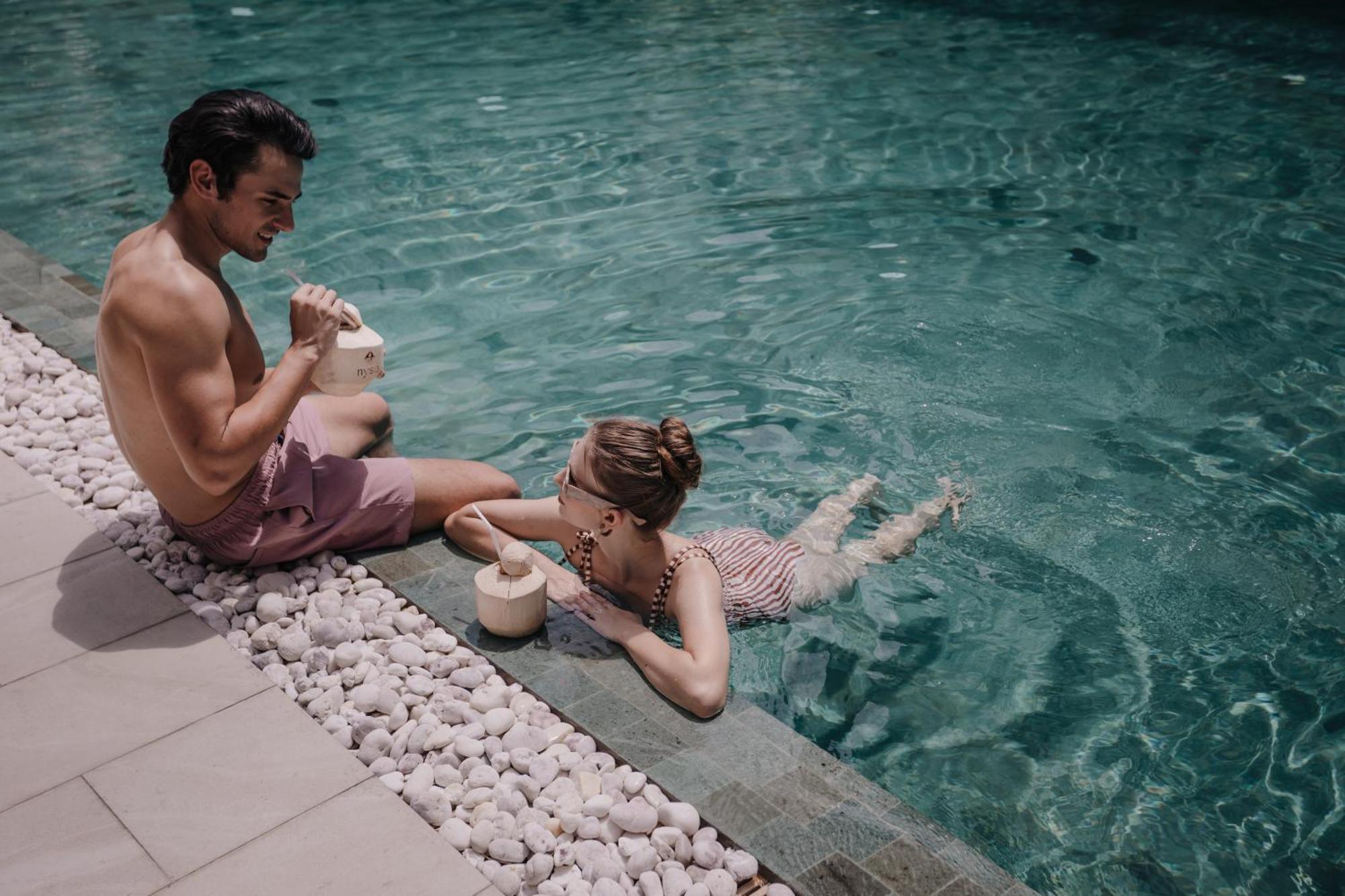 Nysa Hotel Bangkok Sukhumvit 11 外观 照片 A couple drinking coconut water in a swimming pool