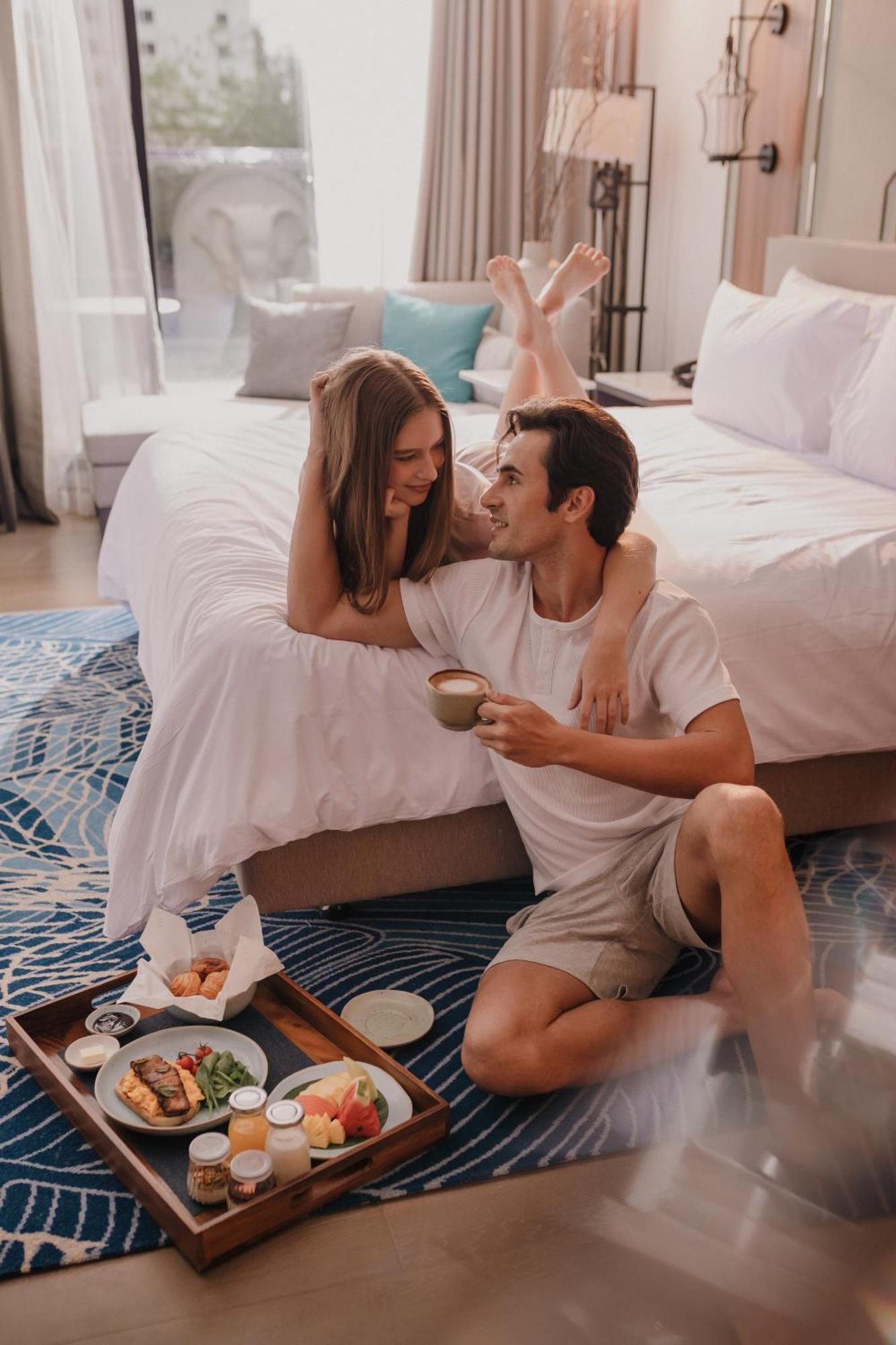 Nysa Hotel Bangkok Sukhumvit 11 外观 照片 Romantic couple in a hotel room