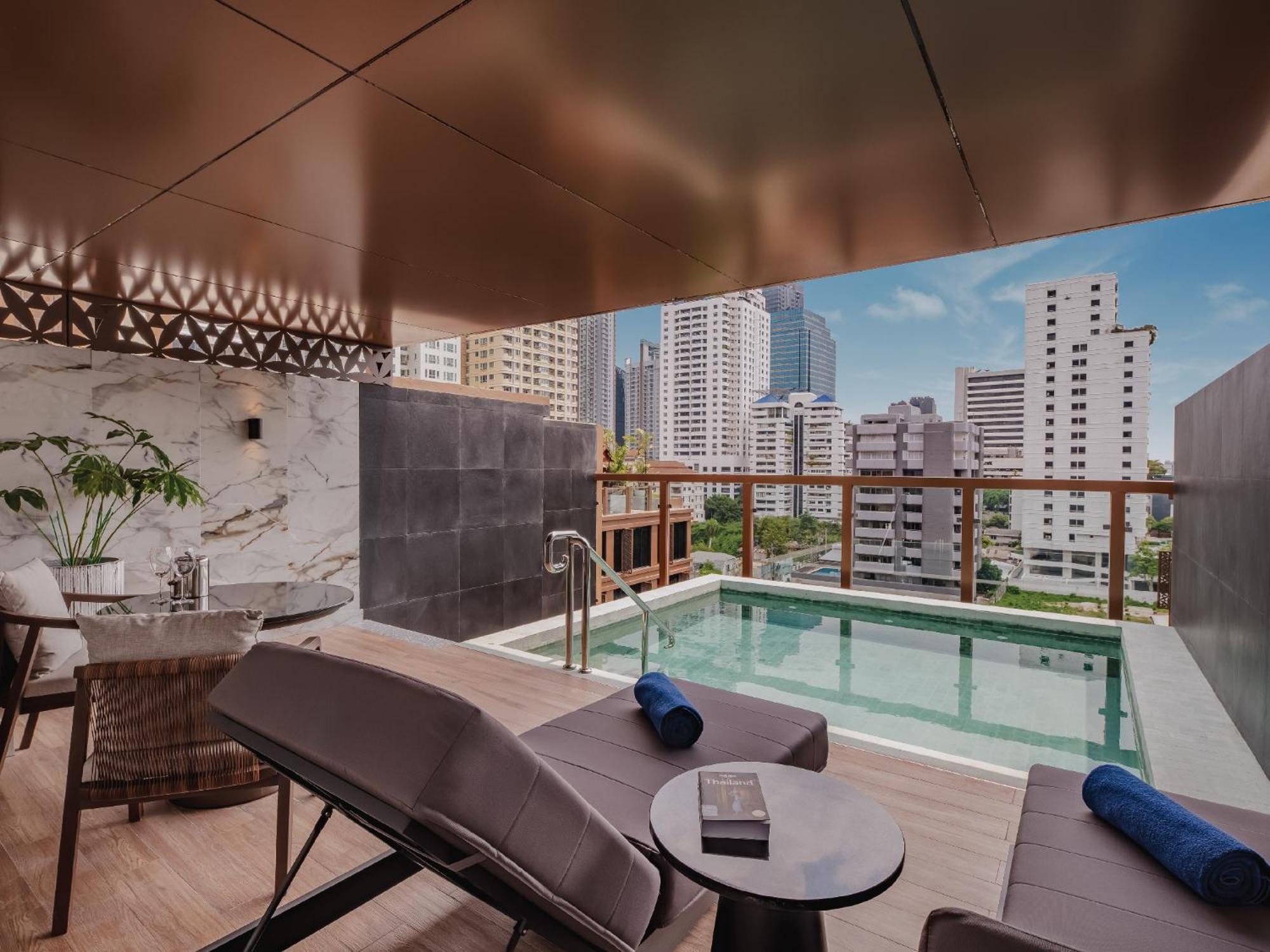 Nysa Hotel Bangkok Sukhumvit 11 外观 照片 The hotel's rooftop pool