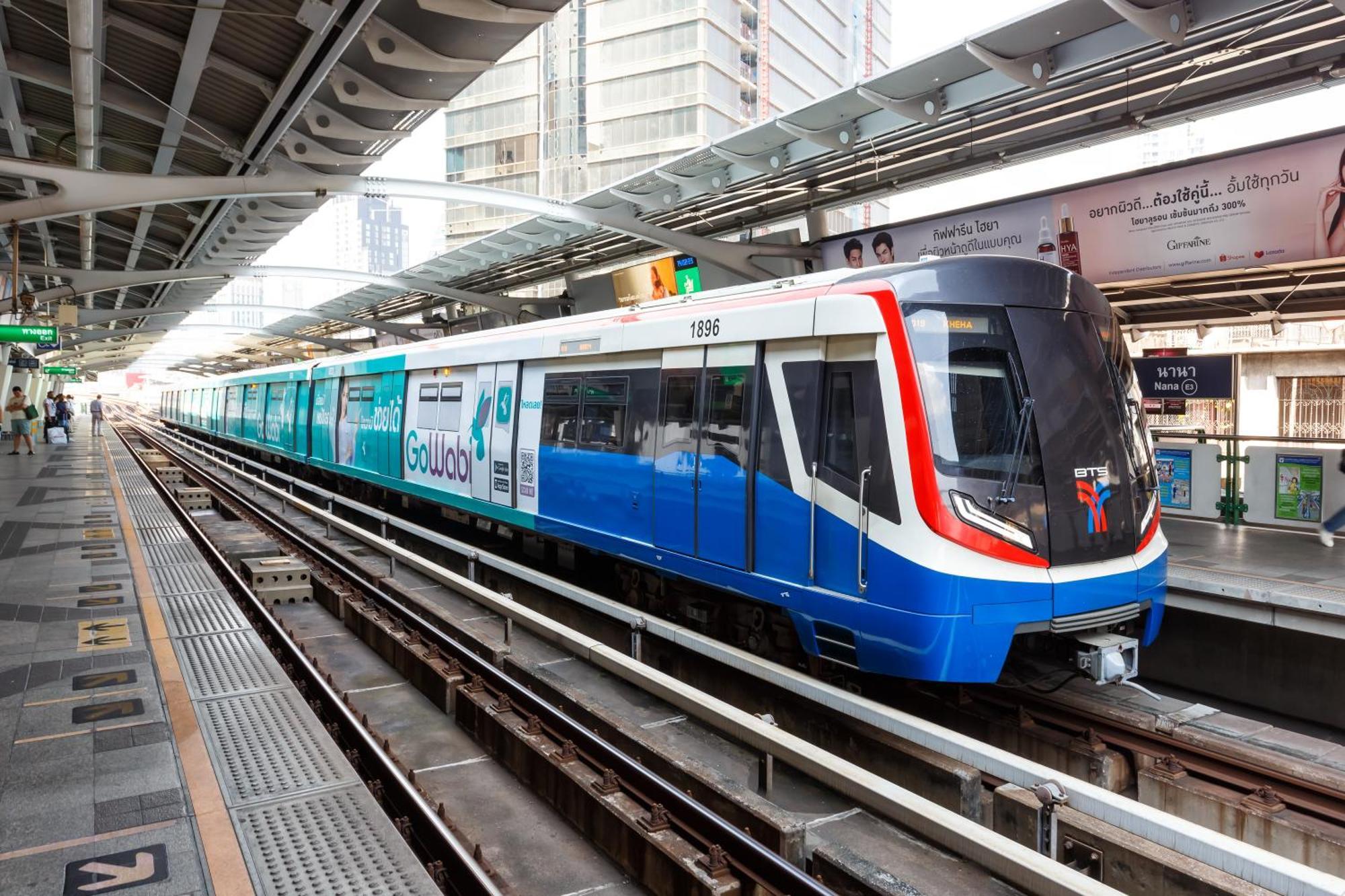 Nysa Hotel Bangkok Sukhumvit 11 外观 照片 A Blue Line train at Huai Khrai