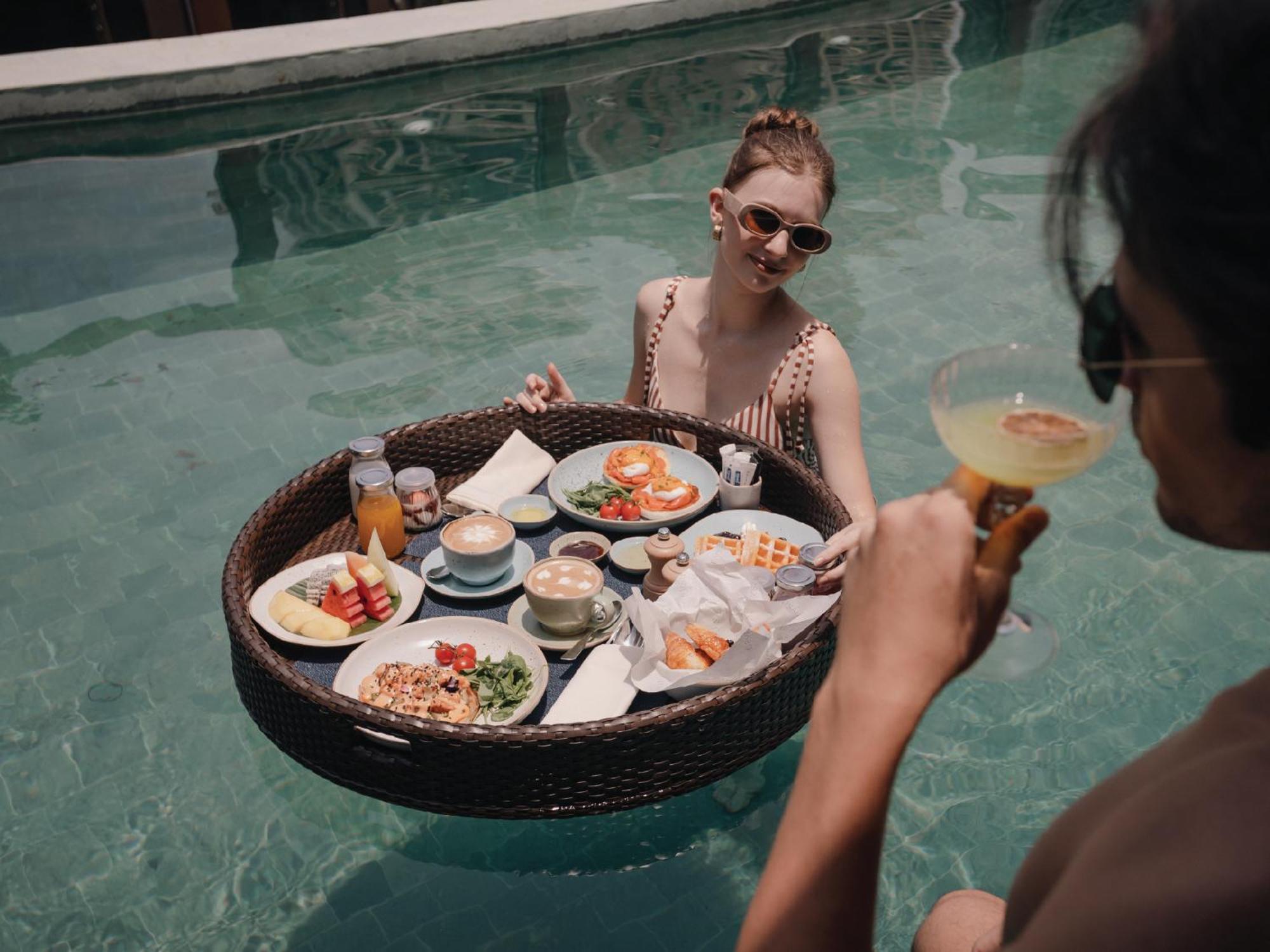 Nysa Hotel Bangkok Sukhumvit 11 外观 照片 Floating breakfast at Alila Villas Uluwatu